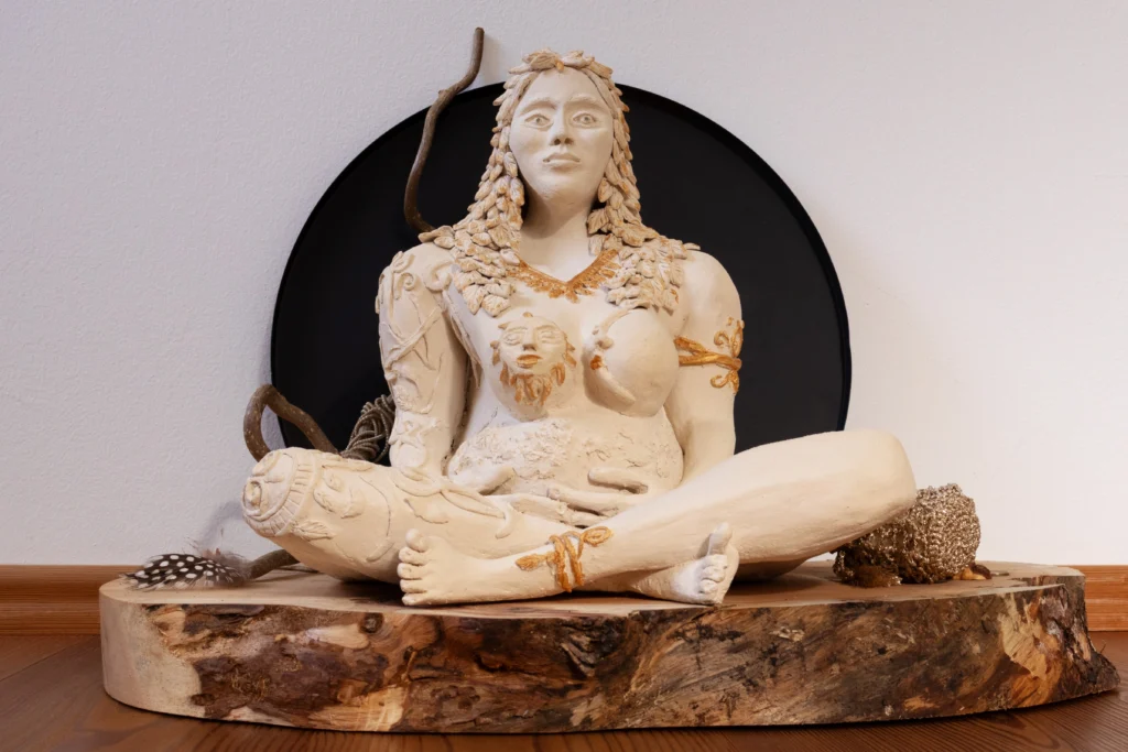 Auf dem Foto sieht man eine Kunstfigur einer schwangeren Frau